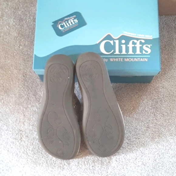 Women's Sandals - Picture 2 of 4